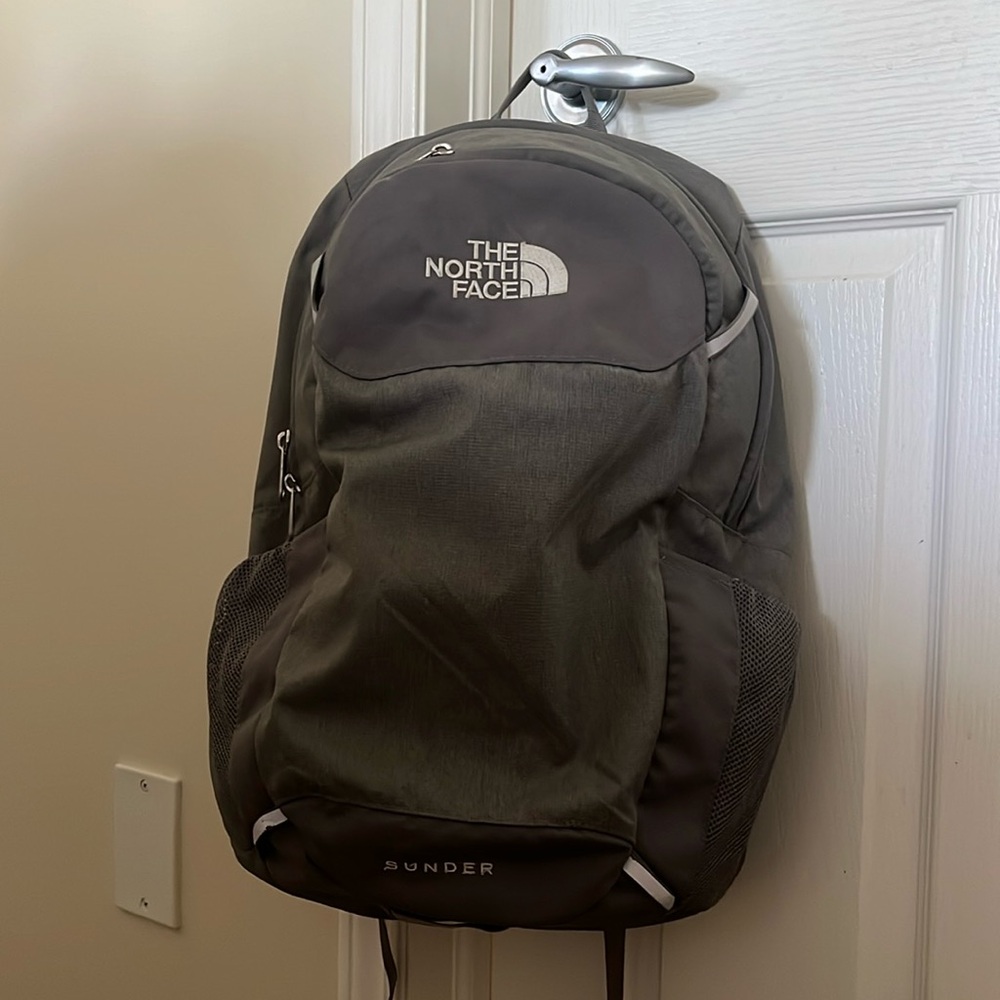 GREY SUNDER NORTHFACE BACKPACK !!